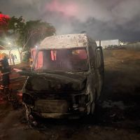 Furgão pega fogo em pátio da Polícia Civil em Itajaí