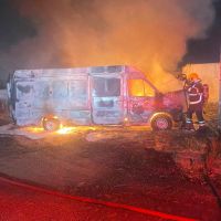 Furgão pega fogo em pátio da Polícia Civil em Itajaí