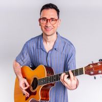 Cantor Tiê Alves faz primeiro show autoral em Itajaí