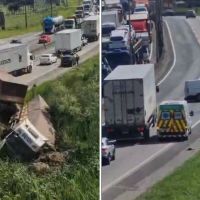 Carreta bitrem atravessa pista e trava BR 101