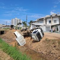 Caminhão da prefeitura cai em vala durante descarga