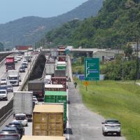 BR 101 vira estacionamento e fila chega à ponte do rio Itajaí-açu