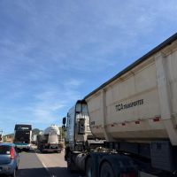 Acidente entre caminhões complica o trânsito na BR 101