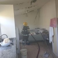 Edícula pega fogo enquanto moradora estava no banheiro