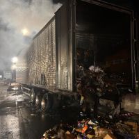 Caminhão de eletrodomésticos pegou fogo perto do pedágio na BR 101 em Garuva