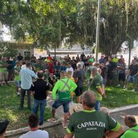 Ato em frente ao porto dá início ao movimento de greve de caminhoneiros na região