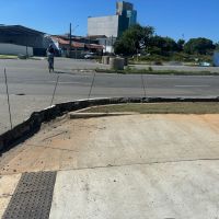 Desnível entre calçada e asfalto dificulta passagem na Caninana