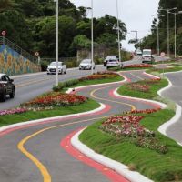 Ciclista é levado ao hospital após acidente na Estrada da Rainha