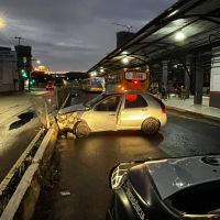 Carro bate em mureta dentro do Terminal Fazenda em Itajaí