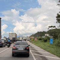 BR 101 está travada horas após liberação da pista no Morro do Boi