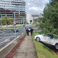 Motorista perde controle e cai em vala na Panorâmica