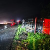 Caminhão tomba em área de escape na BR 101 em Joinville