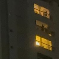 Homem atira pedras de alto de prédio no bairro Fazenda