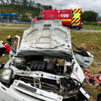 Adolescentes vão parar no hospital após capotamento