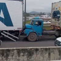 Acidente entre caminhões causa fila na BR 101 em Itajaí
