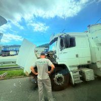 Pane e acidentes com caminhões detonaram manhã de terça na BR 101