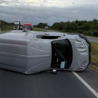 Furgão capota na BR 470 em Ilhota