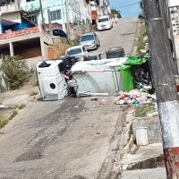 Caminhão de lixo tomba em ladeira no Monte Alegre