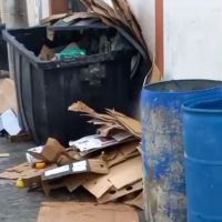 Lixo largado por restaurante causa risco à saúde em Itajaí