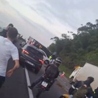 Caminhão tombado causa quase 30 km de fila na BR 101