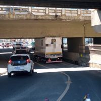 Caminhão entala em viaduto da BR 101