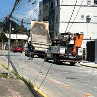 Caçamba de caminhão acerta fiação e quebra poste em BC
