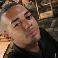 Ciclista ferido na Estrada da Rainha precisa de ajuda