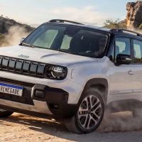 Renegade muda visual, ganha sistema híbrido e simplifica acabamento