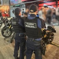 Comércio é interditado por vender bebidas falsificadas e fogos de artifício de forma irregular