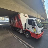 Mais um caminhão fica entalado em viaduto