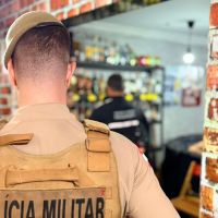 Operação da PM fecha bar e apreende 35 litros de bebida batizada