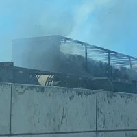 Caminhão pega fogo na BR 101 em Itajaí e bloqueia ponte