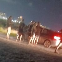 Carro invade trecho proibido no Farol do Pontal, PM vê e não faz nada
