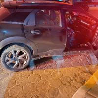 Motorista bêbado bate em carro estacionado e para em cima de calçada