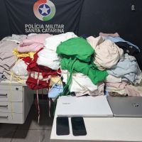 Mulher é presa com mais de 200 peças de roupa furtadas em Itajaí