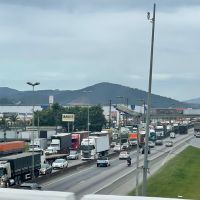 BR 101 tem congestionamento nos dois sentidos na região