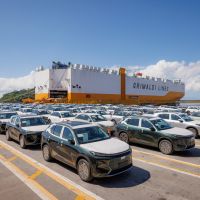 Novo SUV híbrido da Geely chega ao Brasil e promete alta autonomia