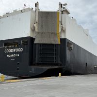 Mais de 400 carros da BMW desembarcam em Itajaí