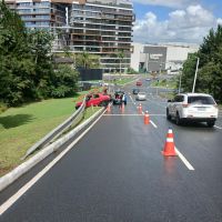 Carro perde controle na Panorâmica e bate em guarda-corpo