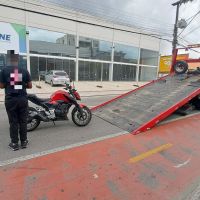 Motociclista faz manobras perigosas com pneu careca em Balneário Camboriú