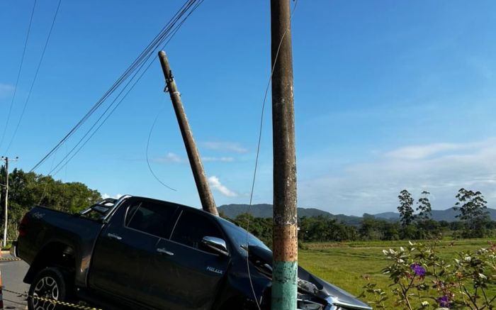Apesar do impacto e do rompimento de cabo de alta tensão, os ocupantes dos veículos recusaram atendimento no local. (Foto: CBVI)