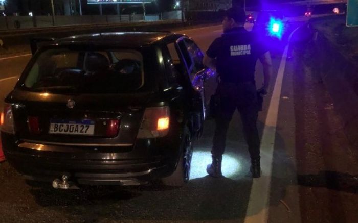 Veículo foi localizado com pisca-alerta ligado às margens da BR 101 (Foto: Divulgação)