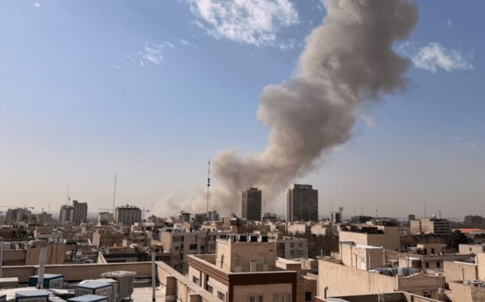 Mercado financeiro reage ao ataque dos Estados Unidos ao Irã com alta no petróleo e busca por ativos seguros antes da abertura das bolsas. (Foto: Redes Sociais)