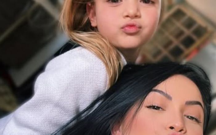 Eloah com a mãe Débora: mãe e padrasto deram Sonhadura de presente para ela (Fotos Reprodução)