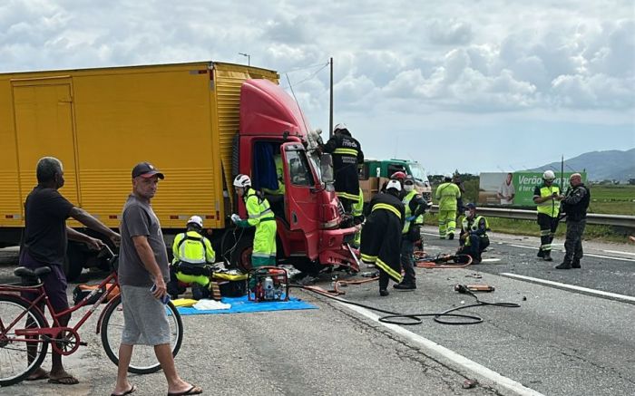 Acidentes provocaram interdição e longas filas na BR 101 (Foto: Leitor)