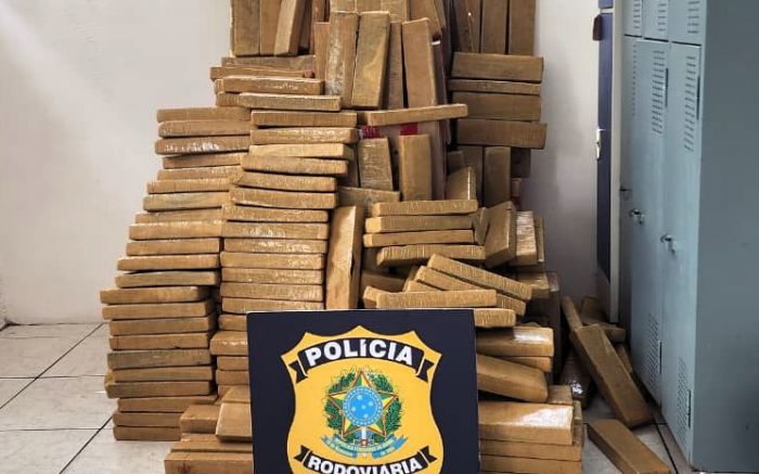 Tabletes de maconha estavam espalhados no compartimento de carga e sobre os bancos do carro (Foto: PRF/SC)