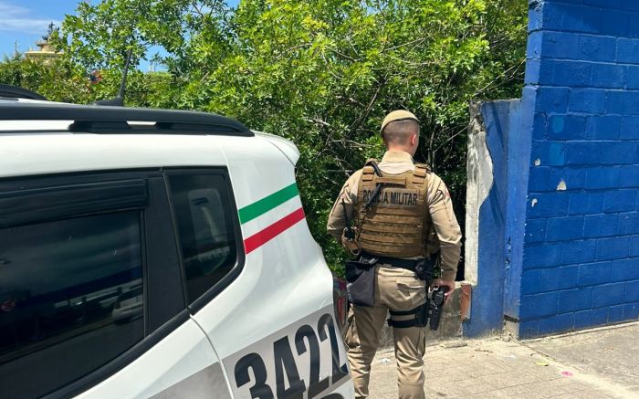 Vítima de 46 anos foi encontrada às margens do rio Itajaí-açu, no bairro Murta