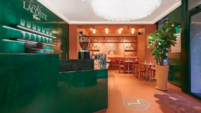 Ambiente aposta em tons clássicos da marca e referências ao universo do tênis