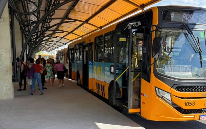 A faixa exclusiva para ônibus na avenida Marcos Konder completou 10 dias e já virou assunto nas ruas e nas redes.