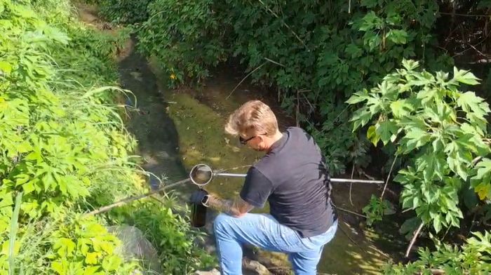Laudo encomendado por moradores aponta contaminação elevada no ponto onde efluente tratado é lançado no rio